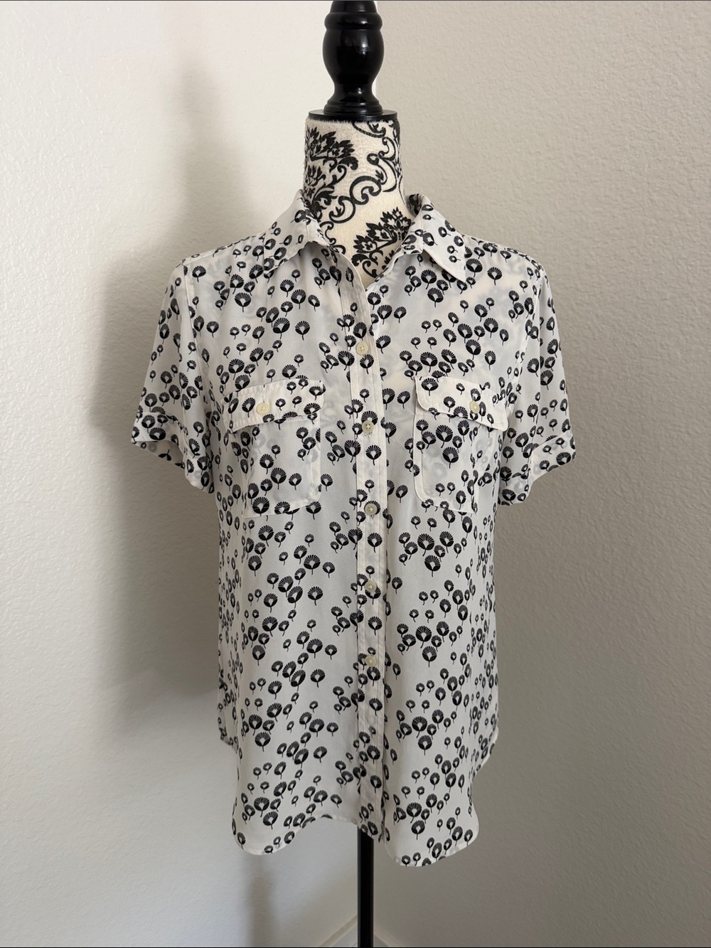 LOFT Woman’s short sleeve button down blouse with abstract pattern size S